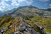 Monti della Presanella, il crinale che collega monte Zeledra al monte Nambino. 